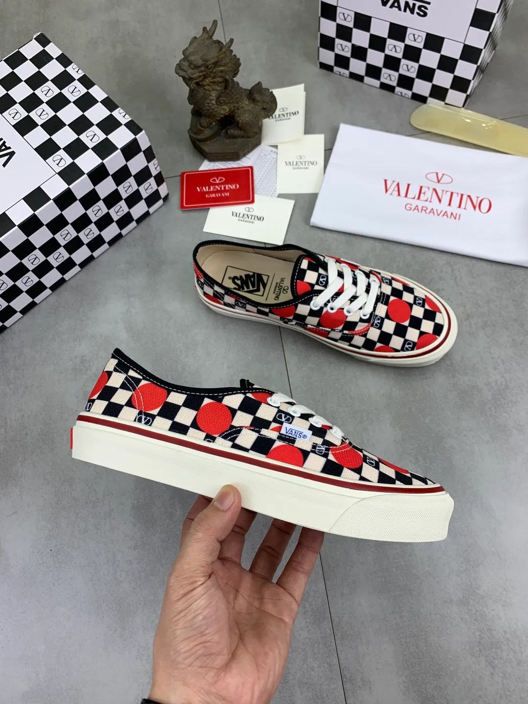 Men's shoes 💰P460 New Valentino❌Wans co-branded Valentino and Vans release new co-branded sneakers, integrating Valentino's Italian high-definition aesthetics and Vans's free and authentic spirit, giving classic shoes a personality that spans the ages. Many stars - Jolin Tsai. Yang Zi. Liu Wen. Ma Baiquan. Choi Soobin. freen. Song Zuer. JJ Lin. zel. Cecilia Cheung. shark. Xin Yunlai...Same style. Female model: 35-42 (41.42 is custom-made and non-refundable) Men's model: 39-46 (45.46 is custom-made and non-refundable)